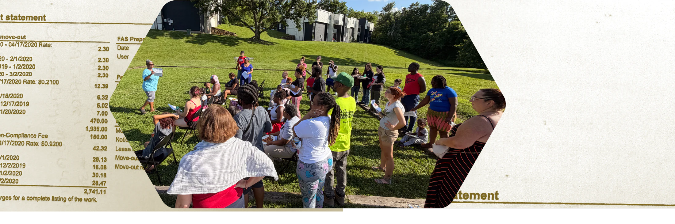 Inquilinos y organizadores reunidos al aire libre en una comunidad de apartamentos.